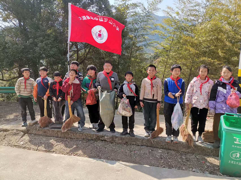 打扫卫生（罗山）.jpg